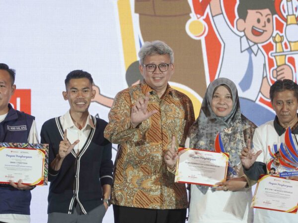 SD MUHAMMADIYAH CONDONGCATUR RAIH PENGHARGAAN SEKOLAH BERDEDIKASI LITERASI NASIONAL PADA FESTIVAL LITERASI NASIONAL 2026
