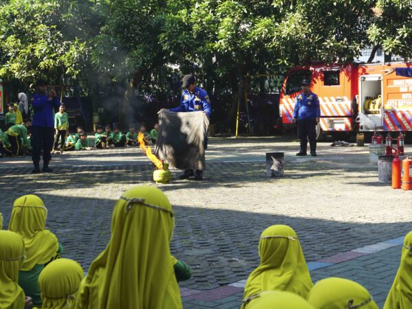 DAMKAR GOES TO SCHOOL: SD MUHAMMADIYAH CONDONGCATUR GELAR SIMULASI PEMADAM KEBAKARAN BERSAMA TIM DAMKAR KOTA JOGJA