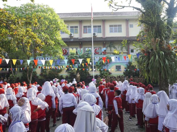 SEMANGAT HARI PERTAMA SEKOLAH, SD MUHAMMADIYAH CONDONGCATUR GELAR APEL PAGI DAN BUKA MPLS TAHUN PELAJARAN 2026/2027