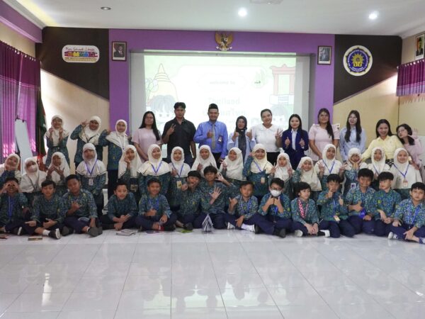 SISWA SD MUHAMMADIYAH CONDONGCATUR BELAJAR BAHASA DAN BUDAYA THAILAND BERSAMA MAHASISWA THAMMASAT UNIVERSITY