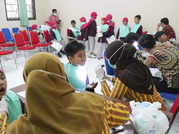 SKRINING KESEHATAN SISWA KELAS 3 DAN 4, SD MUHAMMADIYAH CONDONGCATUR DUKUNG PROGRAM PEMERIKSAAN KESEHATAN GRATIS