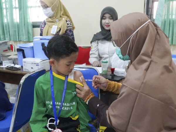 SKRINING KESEHATAN DAN IMUNISASI SISWA KELAS 1 DAN 2 SD MUHAMMADIYAH CONDONGCATUR